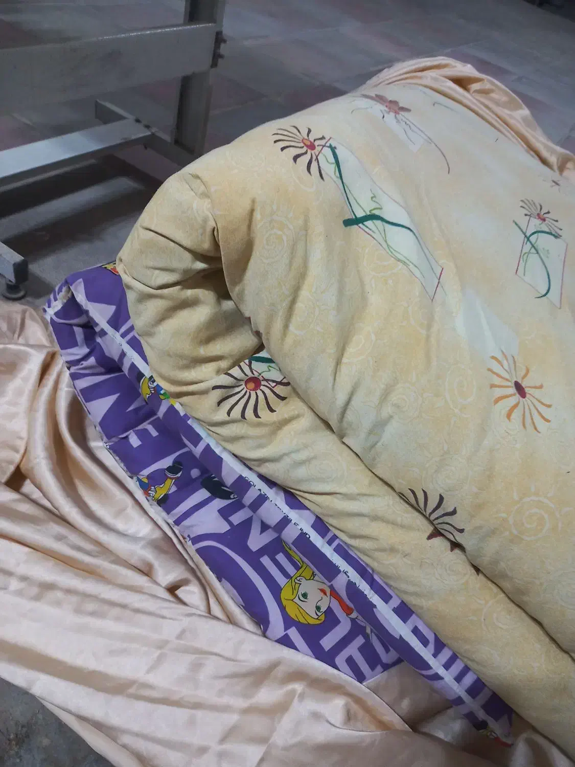 لحاف و تشک|رختخواب، بالش، پتو|رباط‌کریم, رباط‌کریم|دیوار