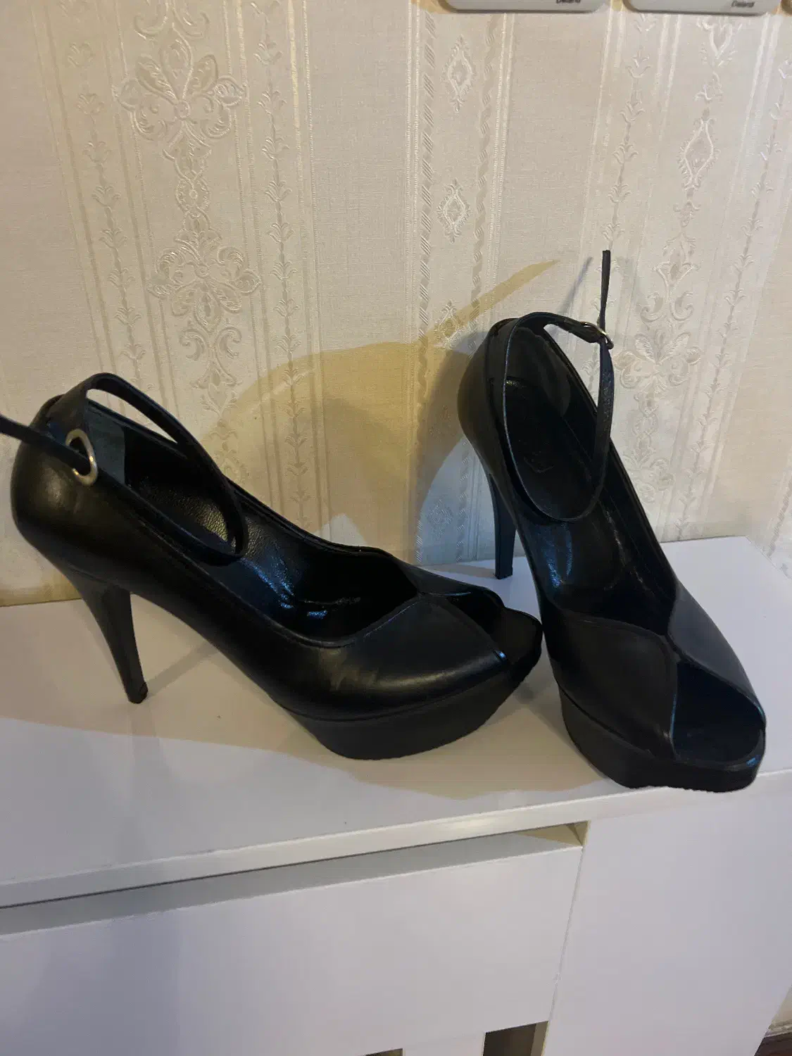 کفش مجلسی|کیف، کفش، کمربند|رشت, منظریه|دیوار