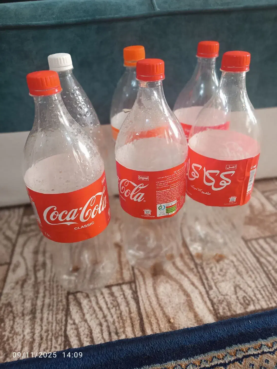 تعدادزیادبطری نوشابه|ظروف نگهدارنده، پلاستیکی، یک‌بارمصرف|هادی شهر, |دیوار