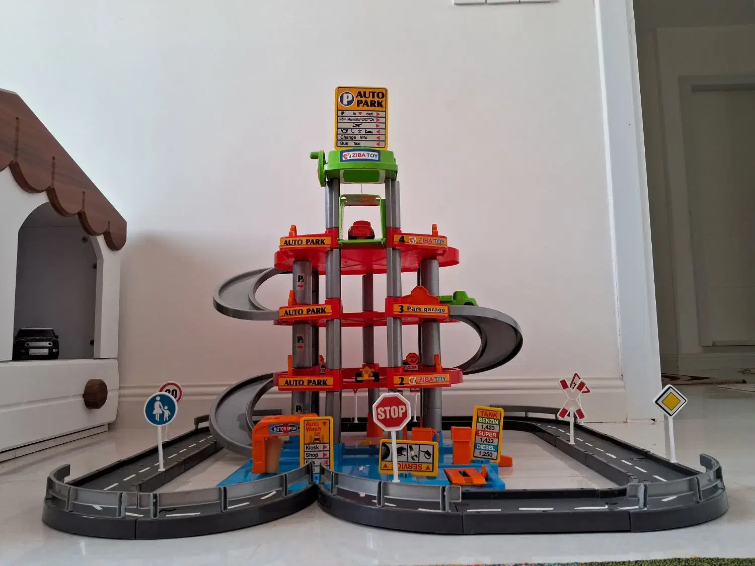 پارکینگ طبقاتی همراه با ۴ عدد ماشین|اسباب‌‌بازی|قزوین, |دیوار