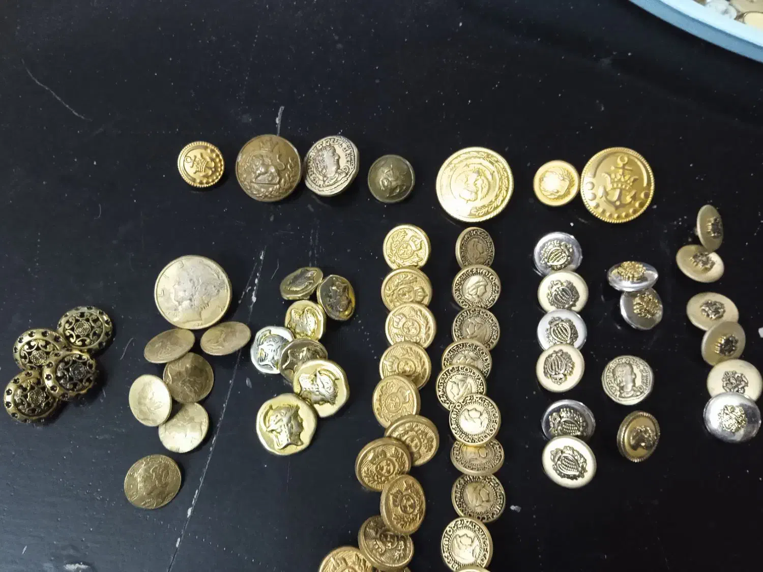 قالیچه خییلی قدیمی ـدکمه قدیمی|کلکسیون اشیاء عتیقه|قم, زینبیه|دیوار