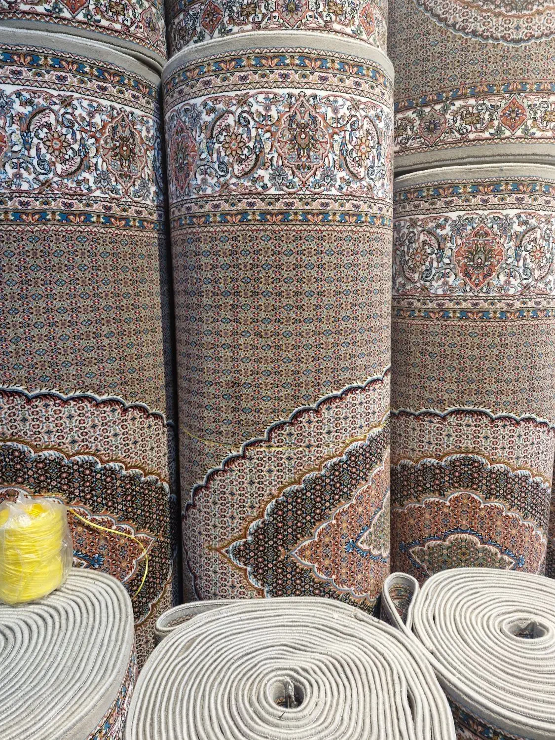 کنار فرش ریزه ماهی اصل ۷۰۰شانه|فرش|اردبیل, |دیوار