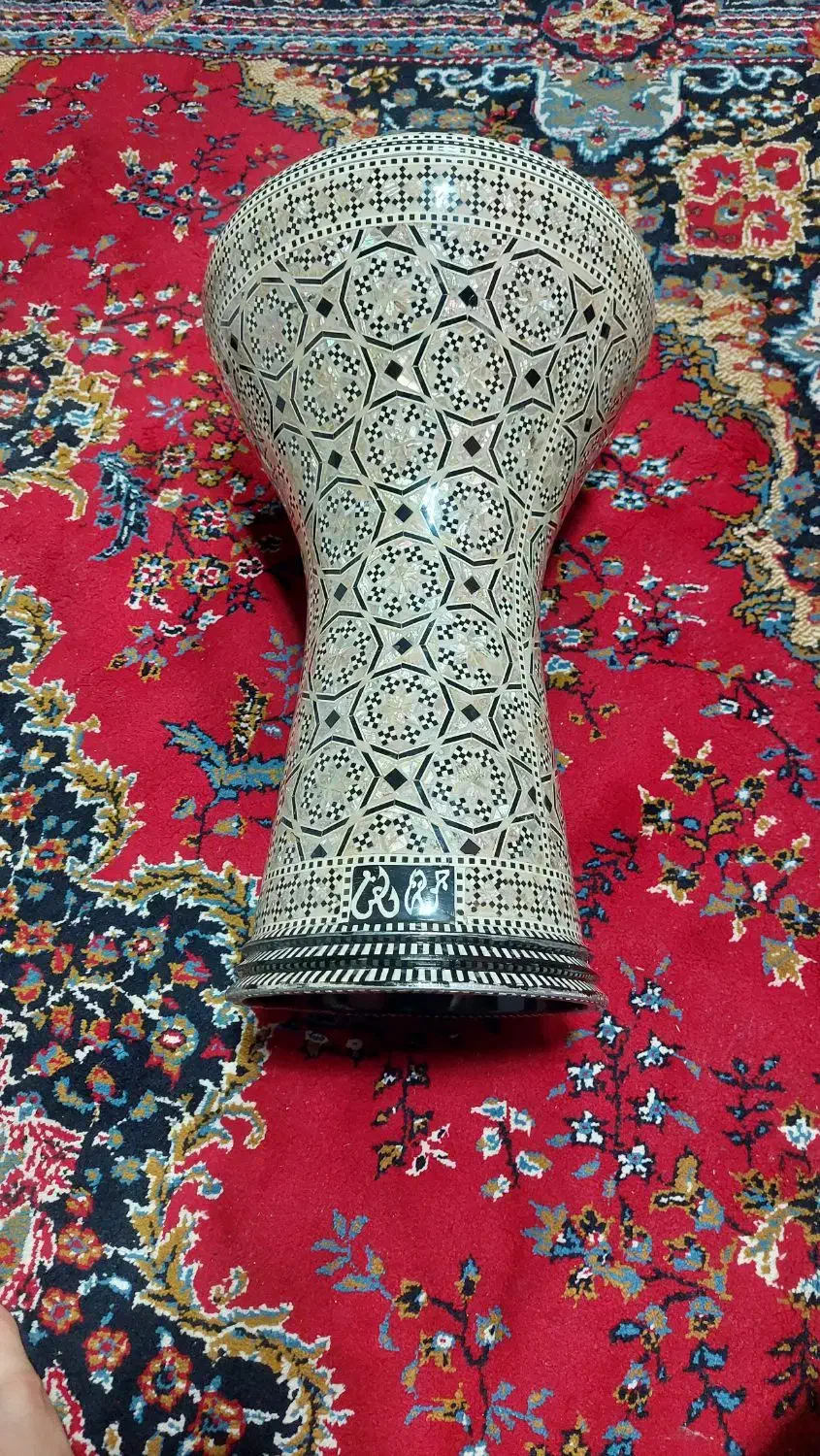 داربوکا جوهرالفن|درام و پرکاشن|شهریار, شهریار|دیوار