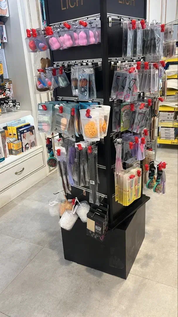 تعدادی قفسه ی پانچی فلزی و هنگر دار چوبی|فروشگاه و مغازه|تهران, زعفرانیه|دیوار