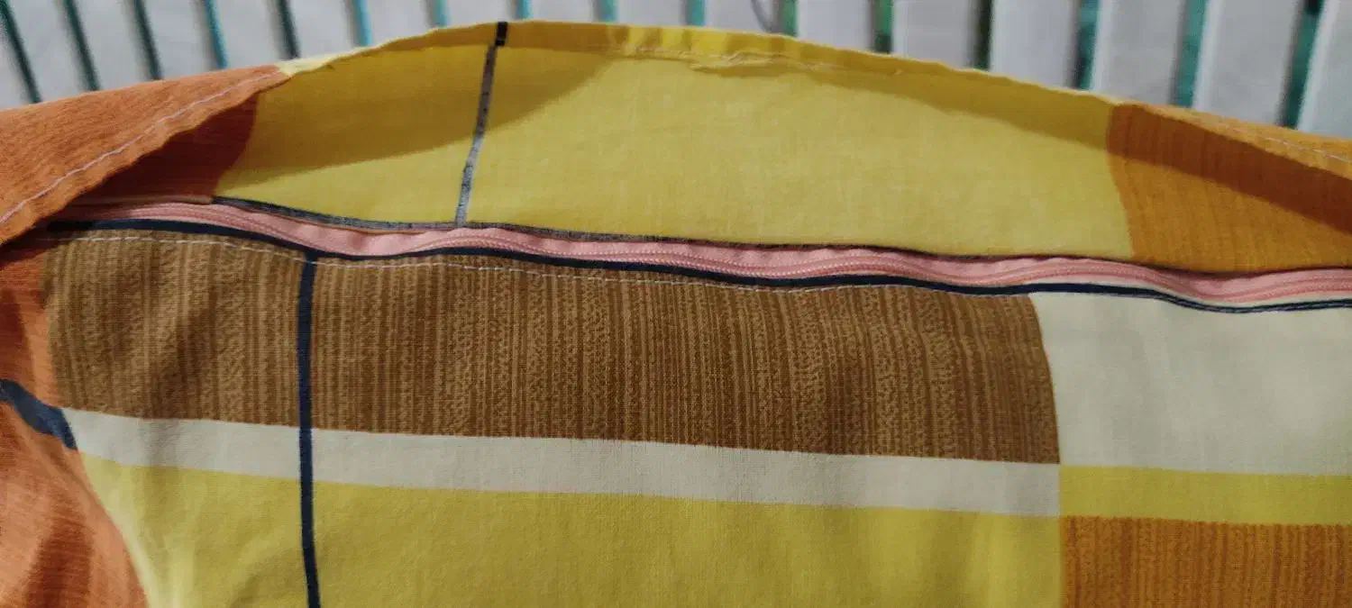 بالشت چهار گوش. پر روکش پر شکن همراه. با جلد|رختخواب، بالش، پتو|خرم‌آباد, |دیوار