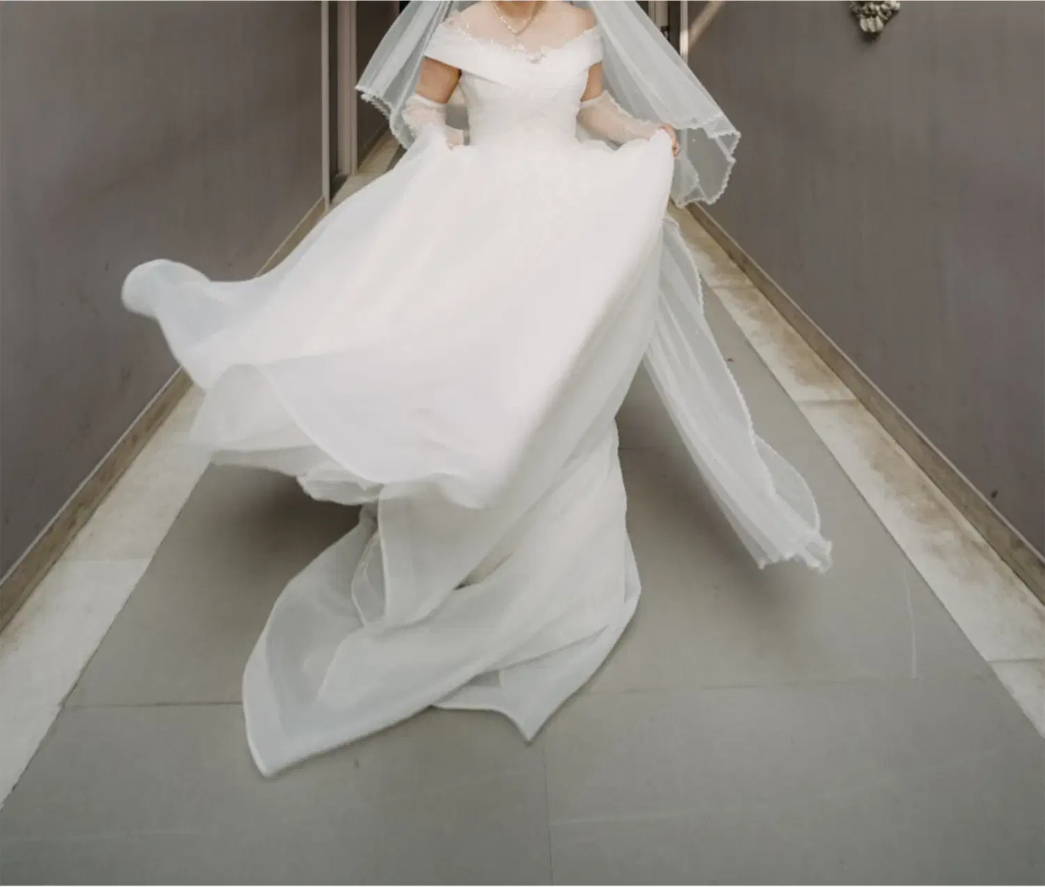 لباس عروس|لباس|رباط‌کریم, رباط‌کریم|دیوار