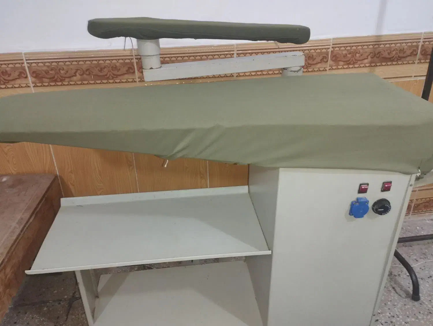 میز اتو مکش|چرخ خیاطی و ریسندگی|بروجرد, |دیوار