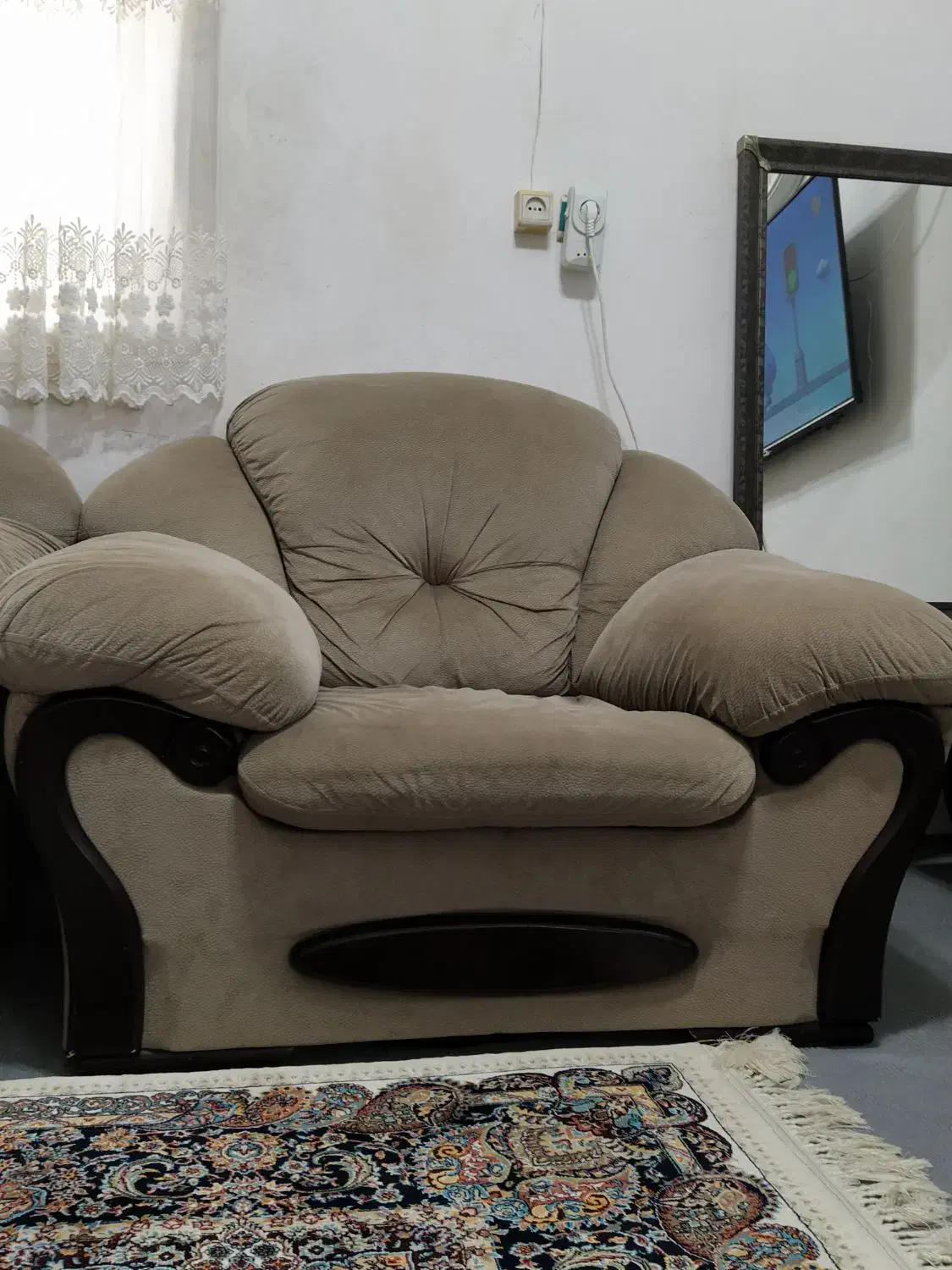 مبل راحتی تمیزوسالم|مبلمان خانگی و میز عسلی|رشت, نخودچر|دیوار