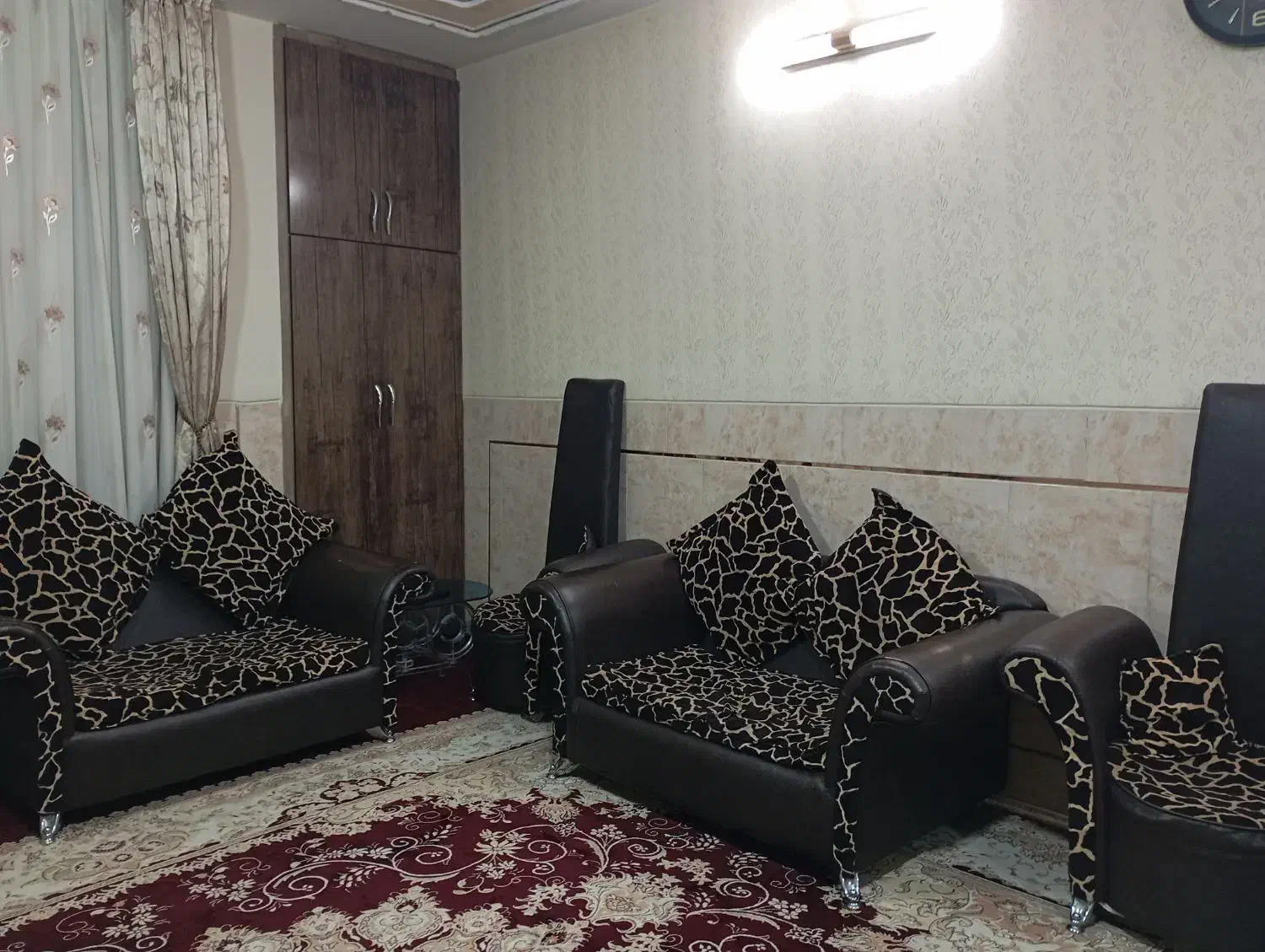 مبل راحتی|مبلمان خانگی و میز عسلی|اصفهان, باغ فدک|دیوار