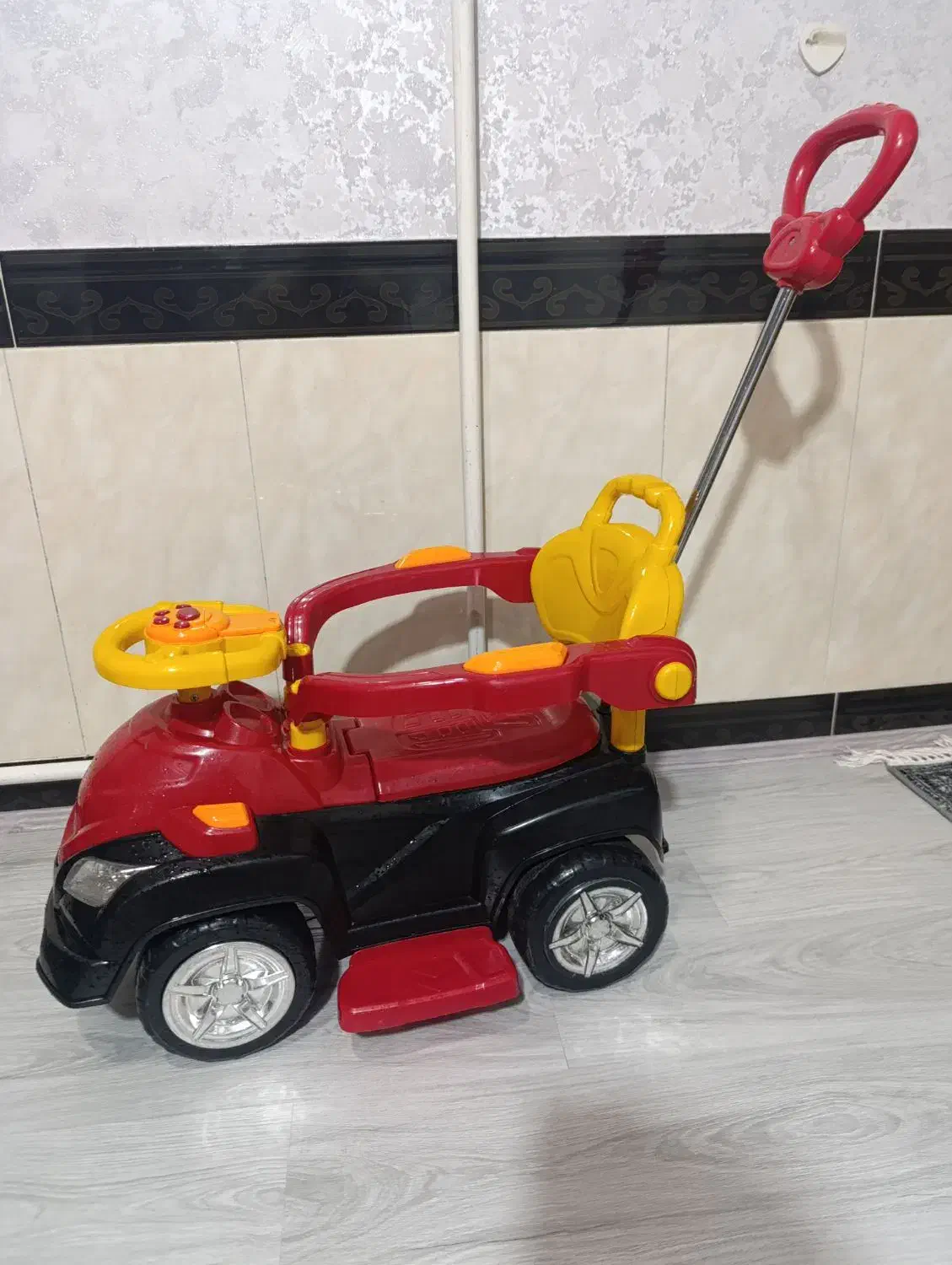 ماشین کودک|اسباب‌بازی بچه|میانه, |دیوار