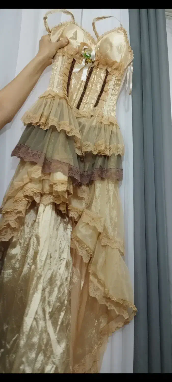 لباس مجلسی|لباس|مهاجران, |دیوار