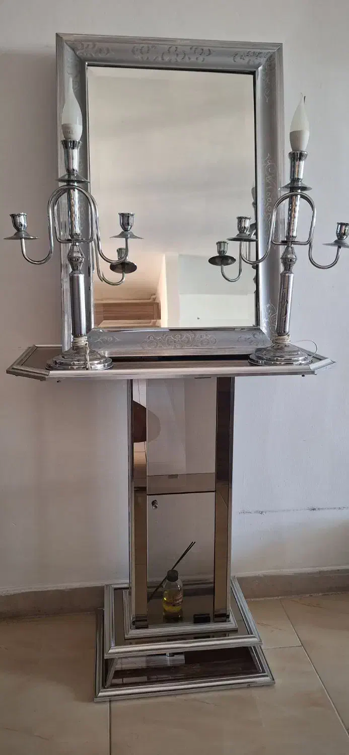 اینه و شمعدان|آینه|پردیس, فاز ۲|دیوار