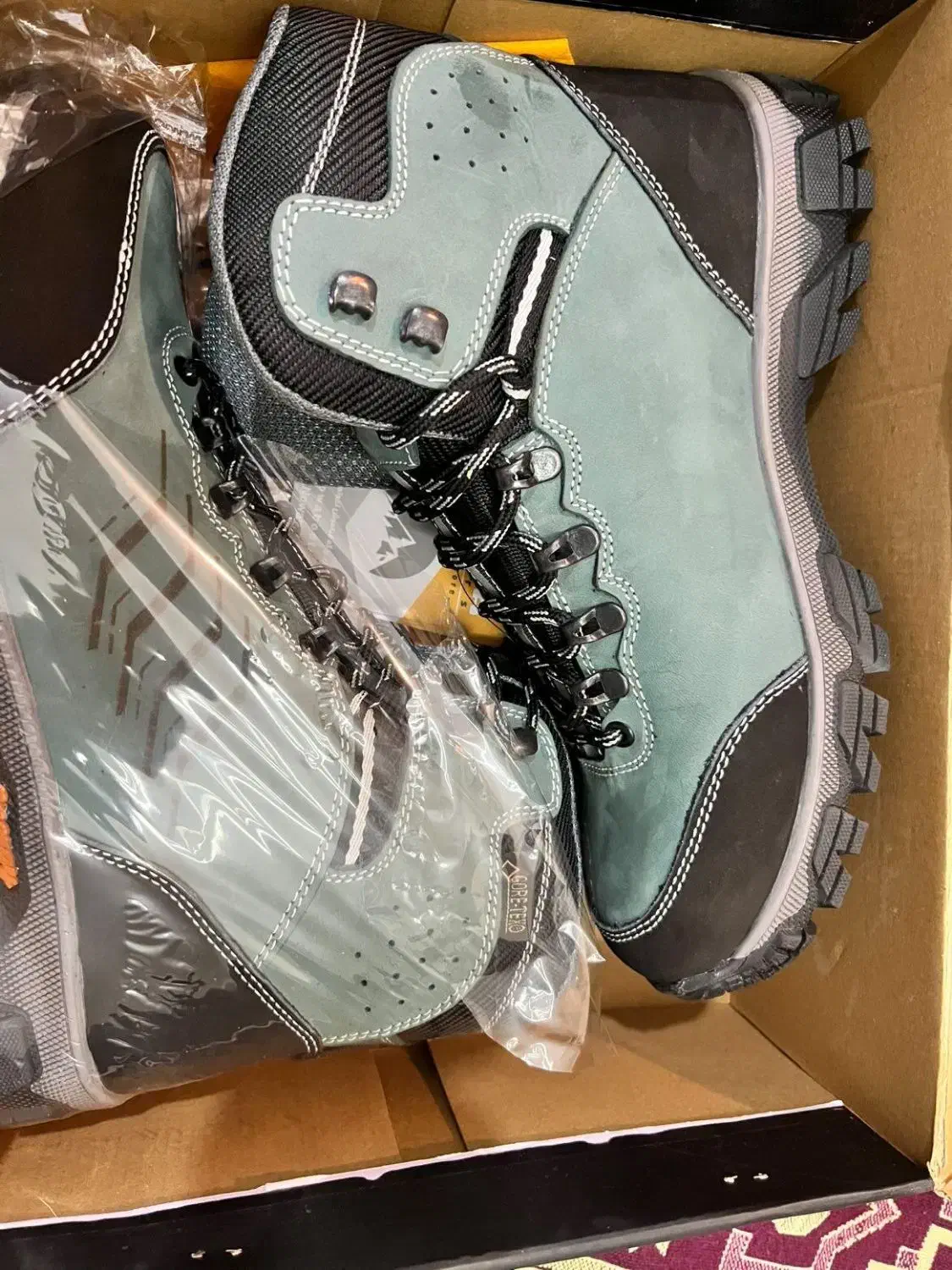 یک جفت کفش کوهنوردی دست اول و کیسه خواب نو|کوهنوردی و کمپینگ|شهرکرد, |دیوار