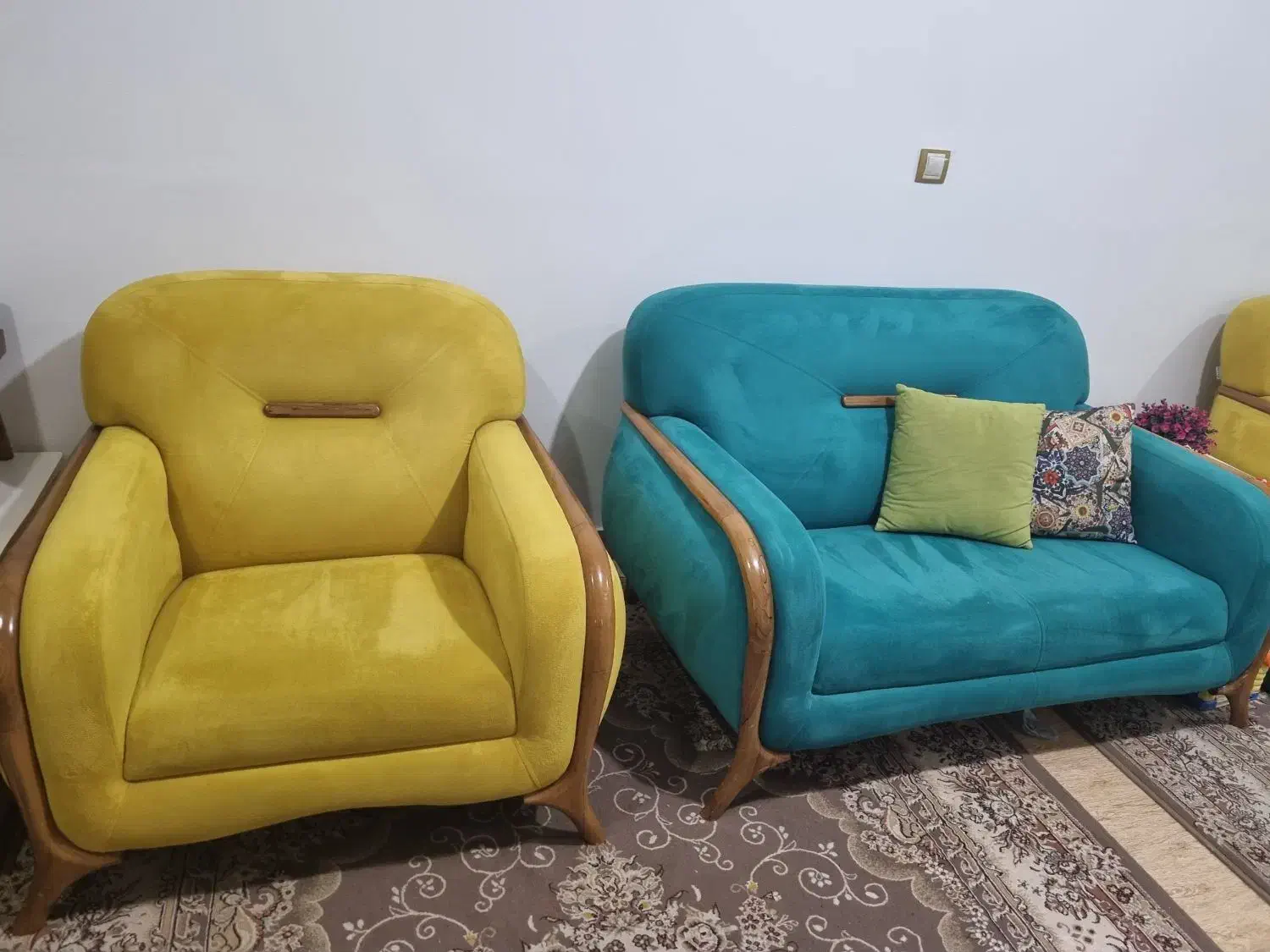 کاملا سالم|مبلمان خانگی و میز عسلی|رشت, کوی حسینی|دیوار