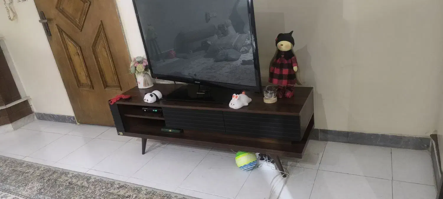 میز تی وی شرکتی|میز تلویزیون|اندیشه, اندیشه فاز ۱|دیوار