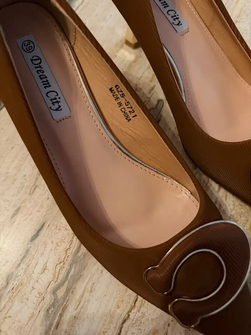 کفش پاشنه دار|کیف، کفش، کمربند|لامرد, |دیوار