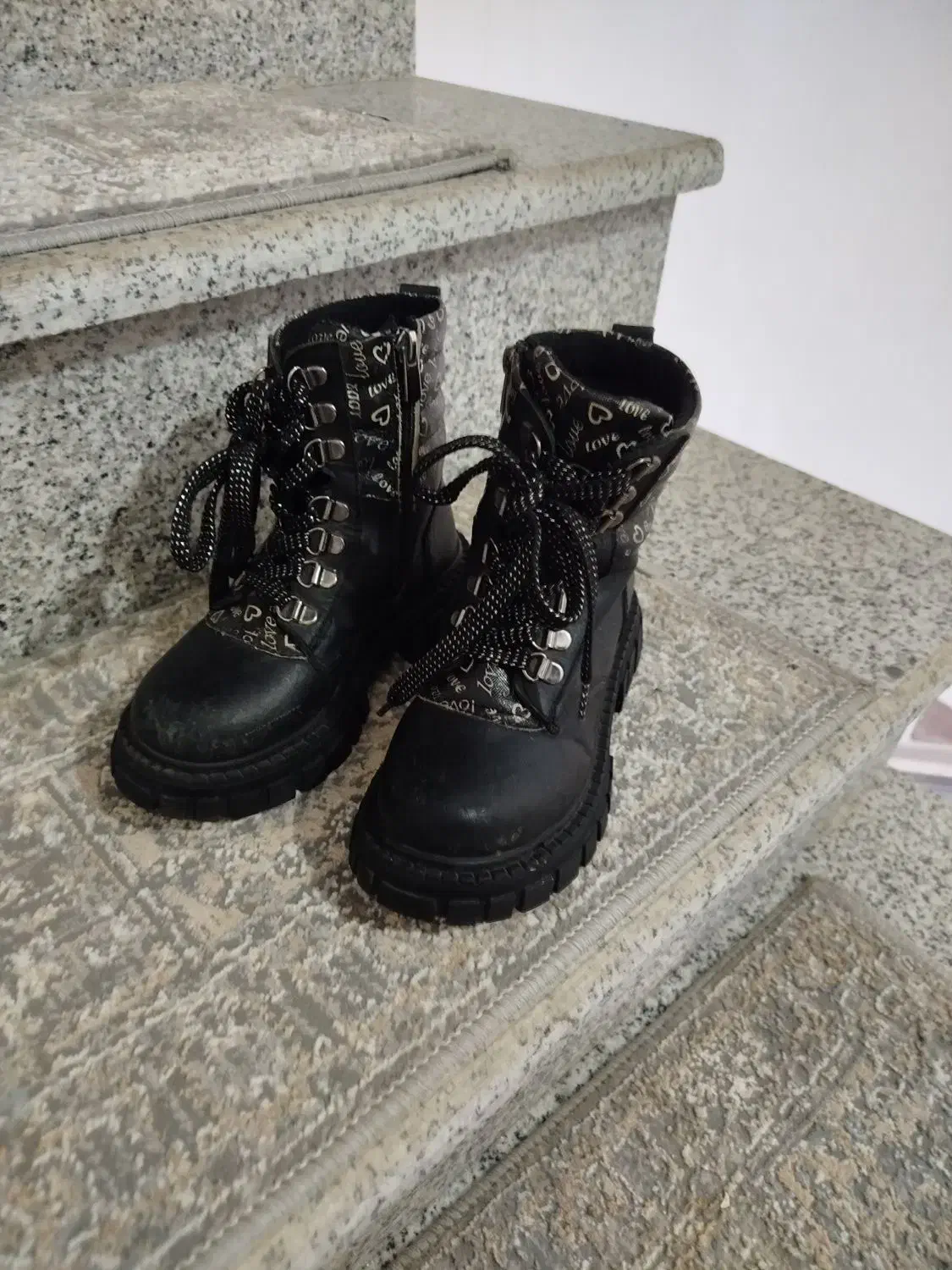 کفش|کفش و لباس بچه|نقده, |دیوار