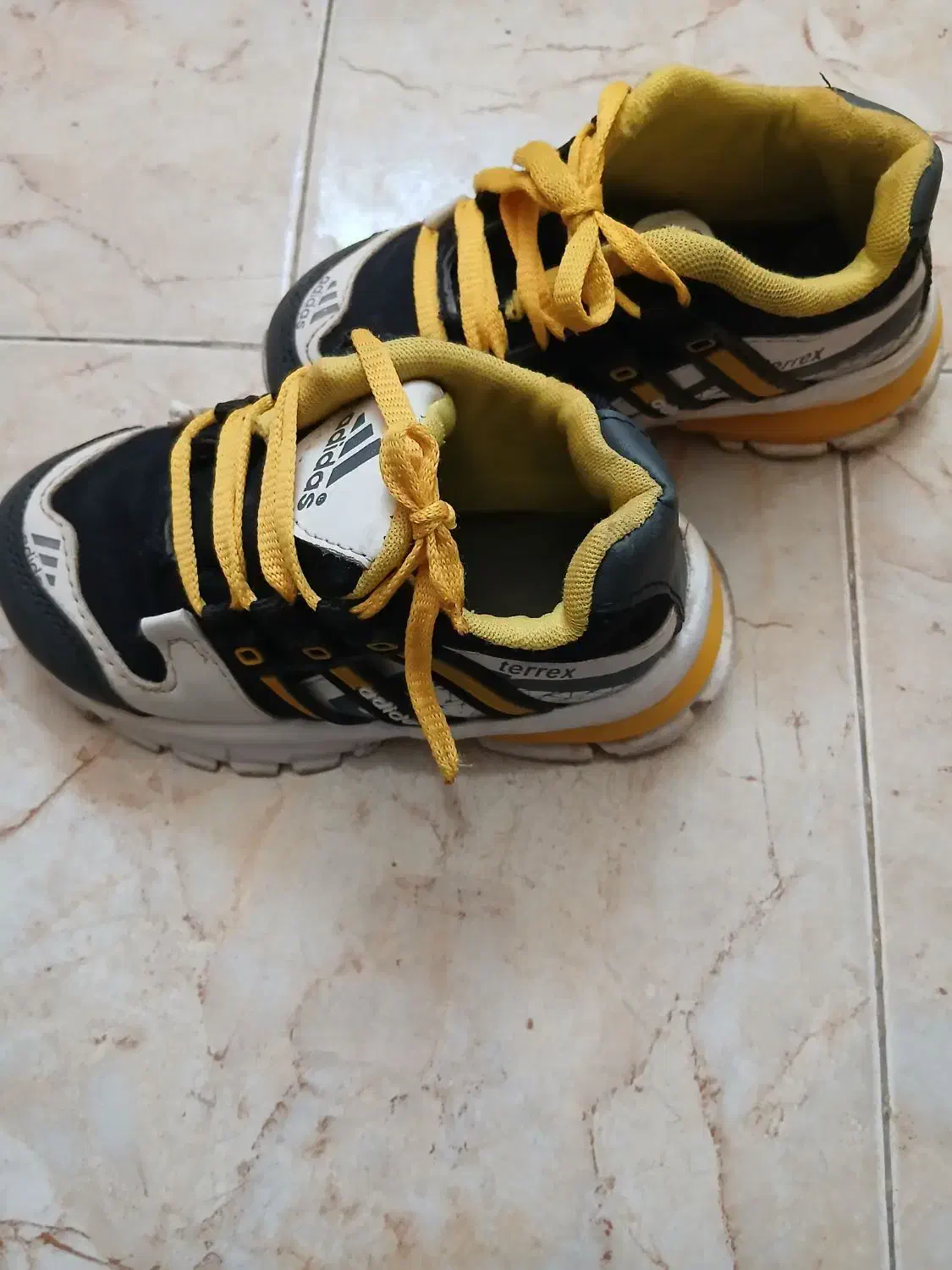 ۳جفت کفش بچه گانه ویک جفت کفش فوتبال بچه گانه|کیف، کفش، کمربند|ارومیه, |دیوار