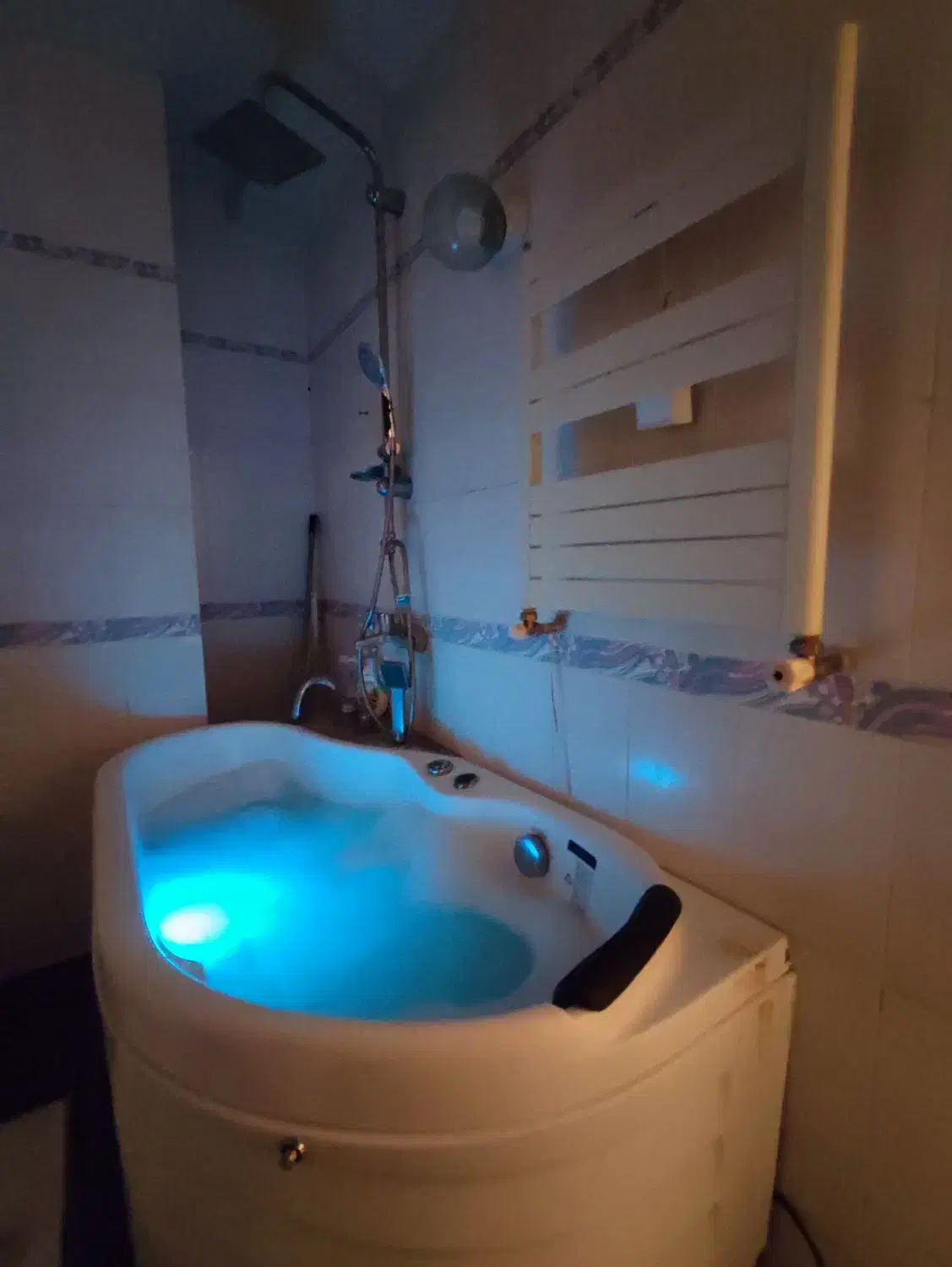 واحد جکوزی دار آبادگران مشهد سوییت سوئیت rentila|اجارهٔ کوتاهمدت آپارتمان و سوئیت|مشهد, آبادگران|دیوار