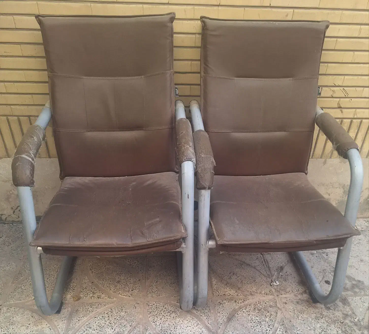 صندلی|مبلمان اداری|شاهینشهر, خانه کارگر|دیوار