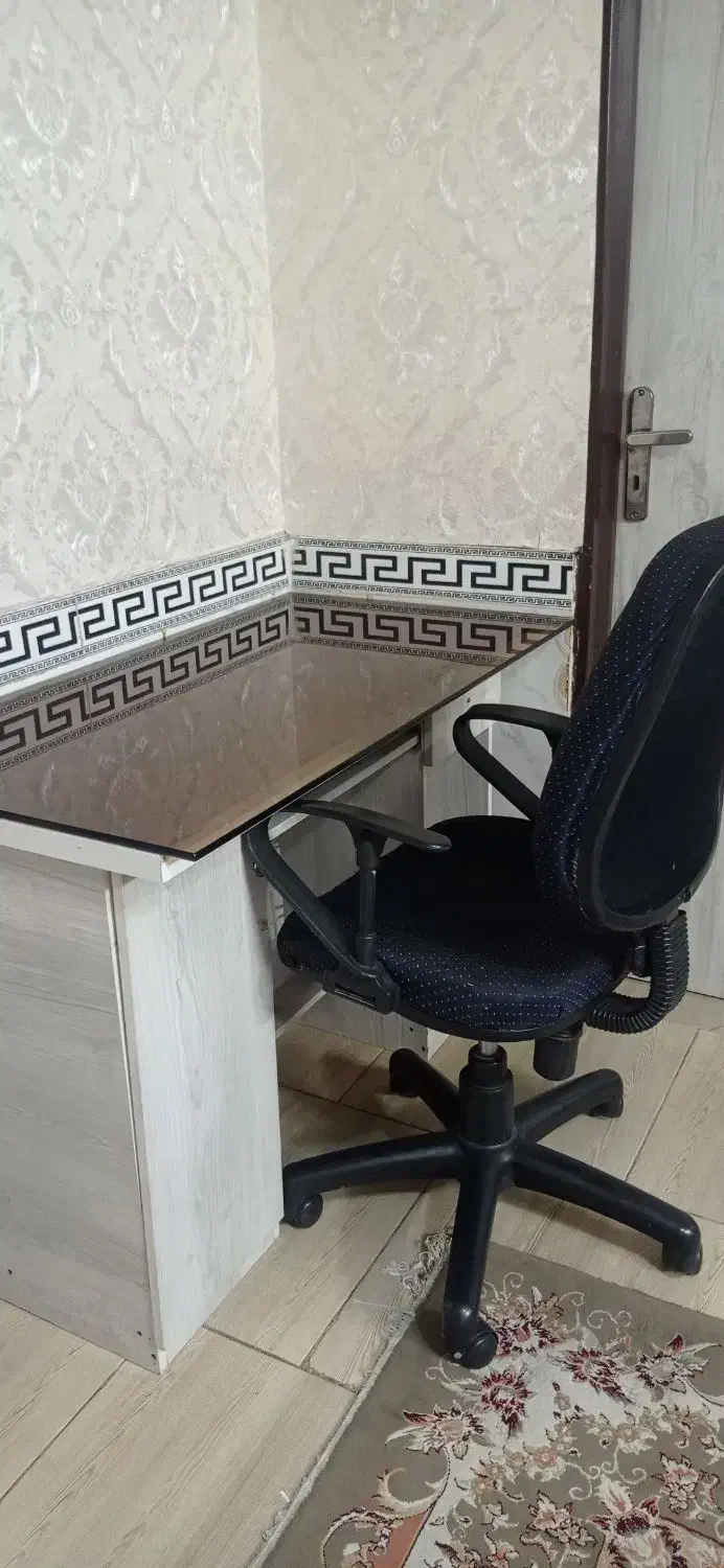 میز کامپیوتر و صندلی|میز تحریر و کامپیوتر|رباط‌کریم, نصیرشهر|دیوار