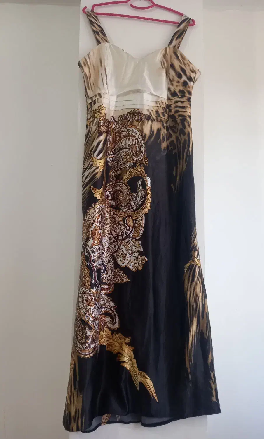 سارفن مجلسی|لباس|ماسال, |دیوار