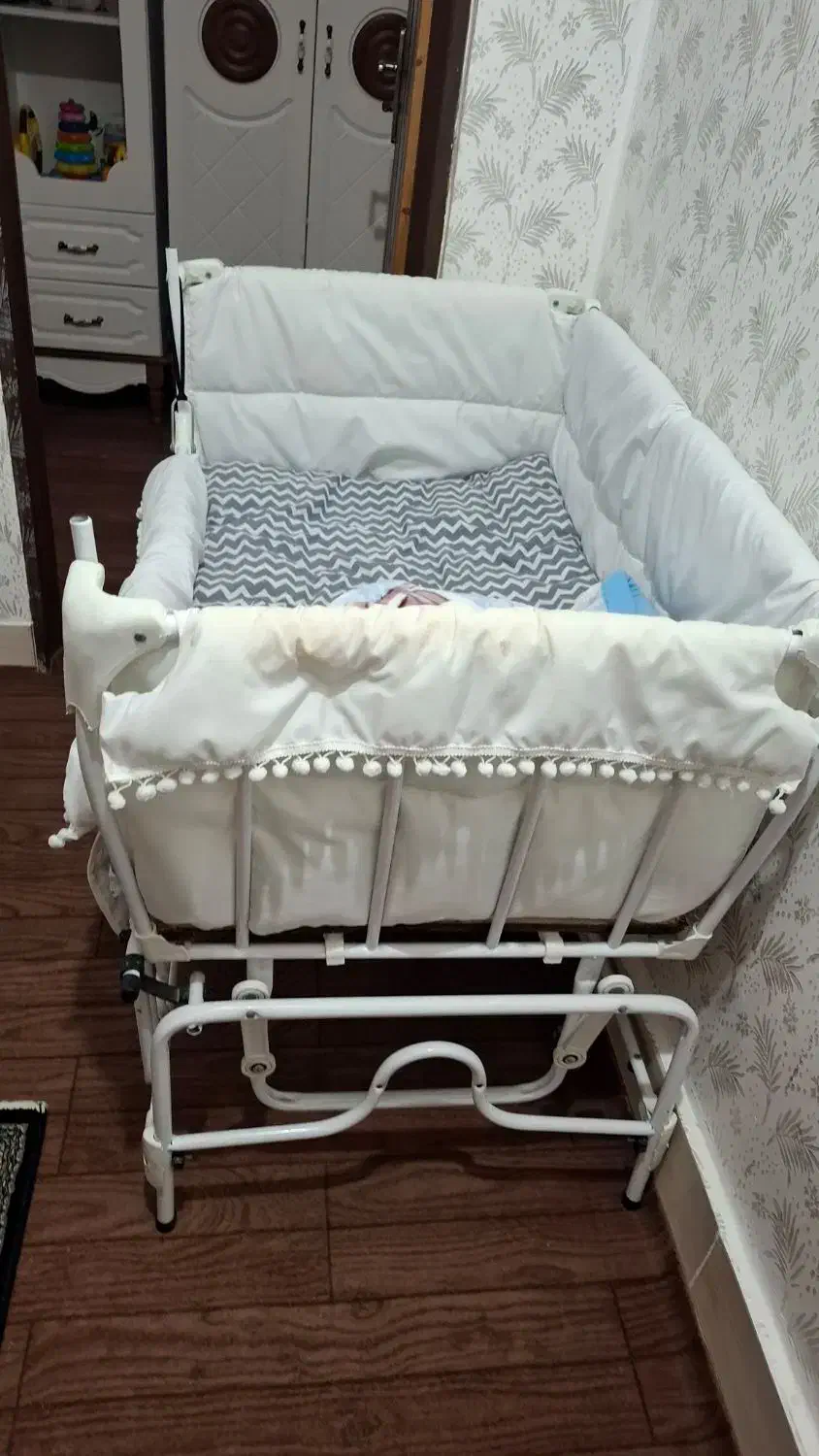 تخت کنار مادر و....|تخت و صندلی بچه|اردبیل, |دیوار