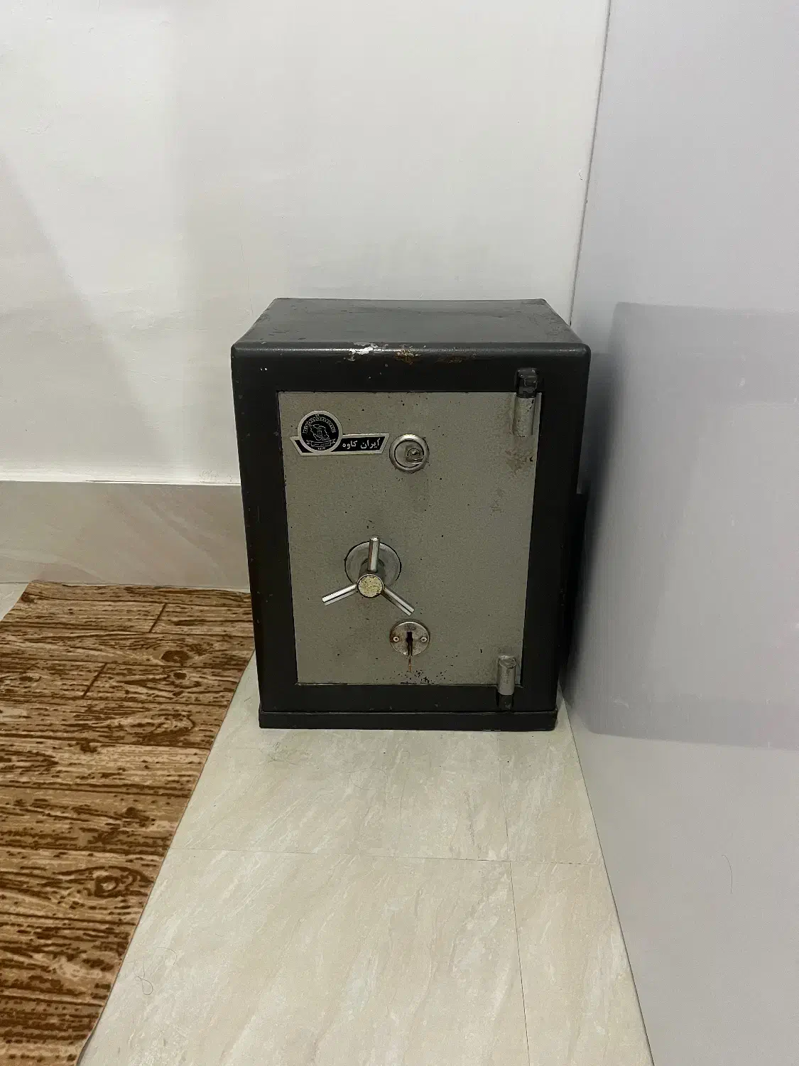 گاوصندوق|دفتر کار|ماکو, |دیوار