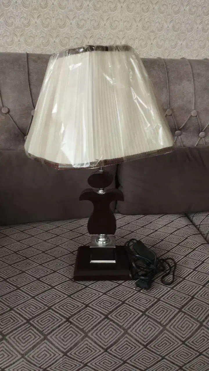 آباژور کنار تختی استفاده نشده بسیار تمیز.|چراغ خواب و آباژور|اراک, |دیوار