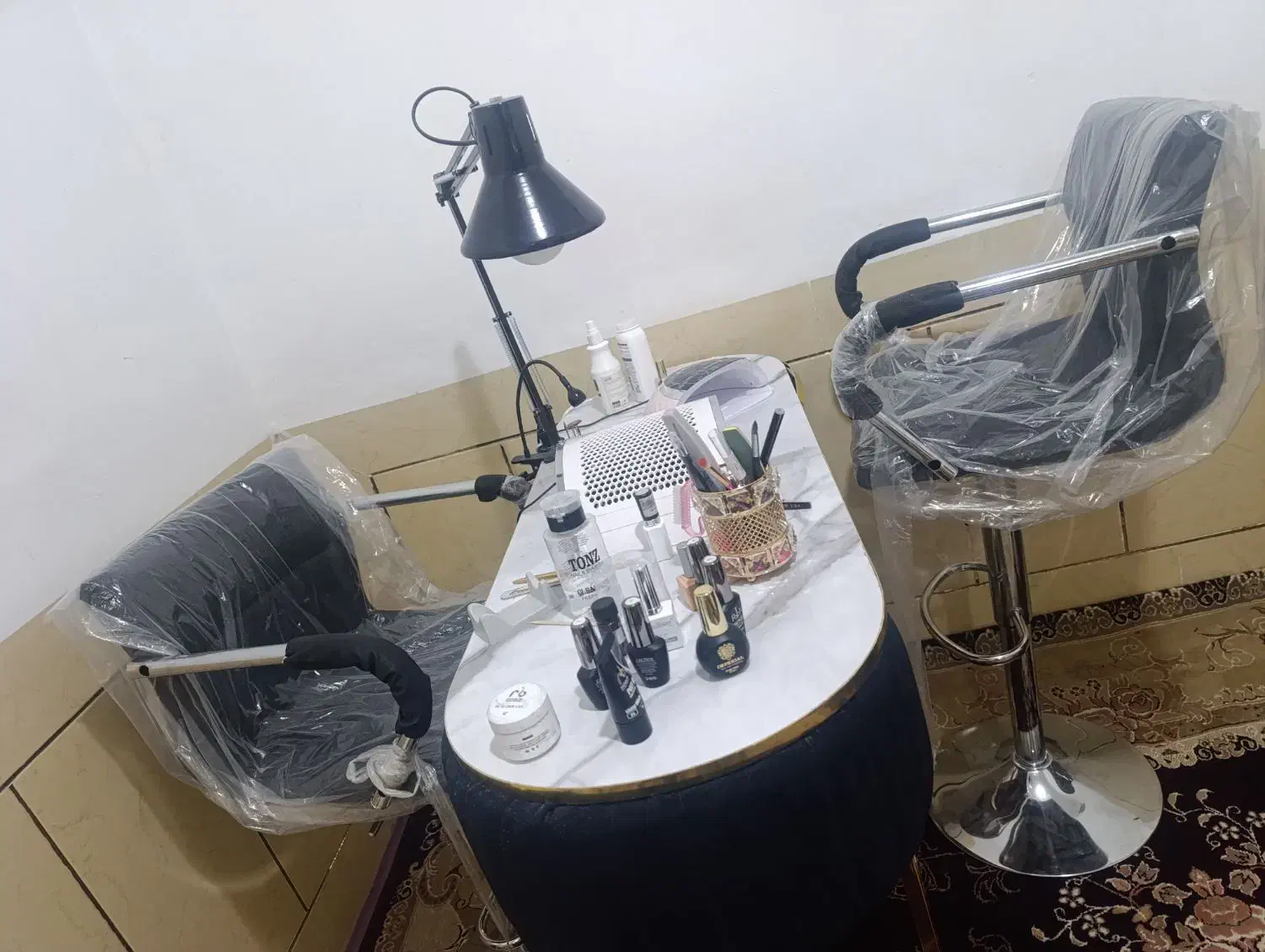 میز و صندلی همراه با وسایل ناخن کاری|آرایشگاه و سالنهای زیبایی|گله دار, |دیوار