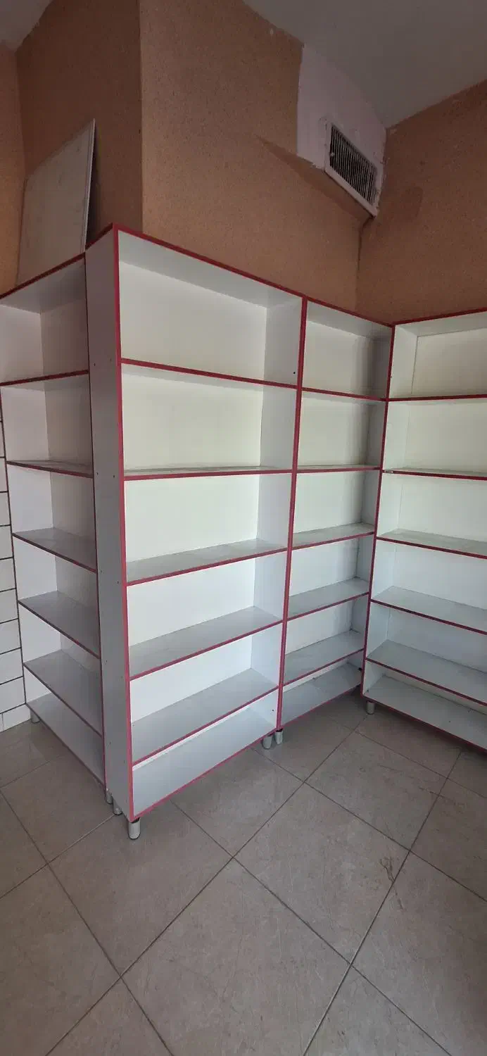 ویترین چوبی در حد نو بدون خط و شکستگی|کتابخانه، شلف، قفسههای دیواری|اراک, |دیوار