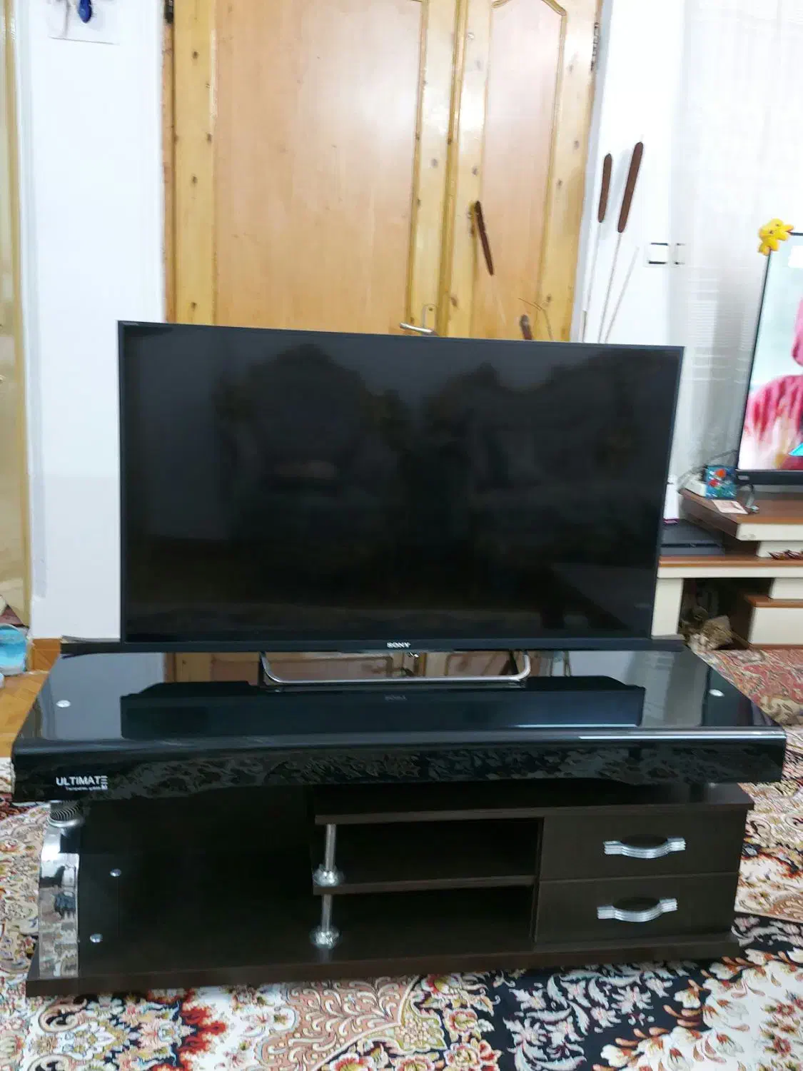 تلوزیون سونی به همراه میز تلویزیون|تلویزیون و پروژکتور|لاهیجان, کوی زمانی|دیوار