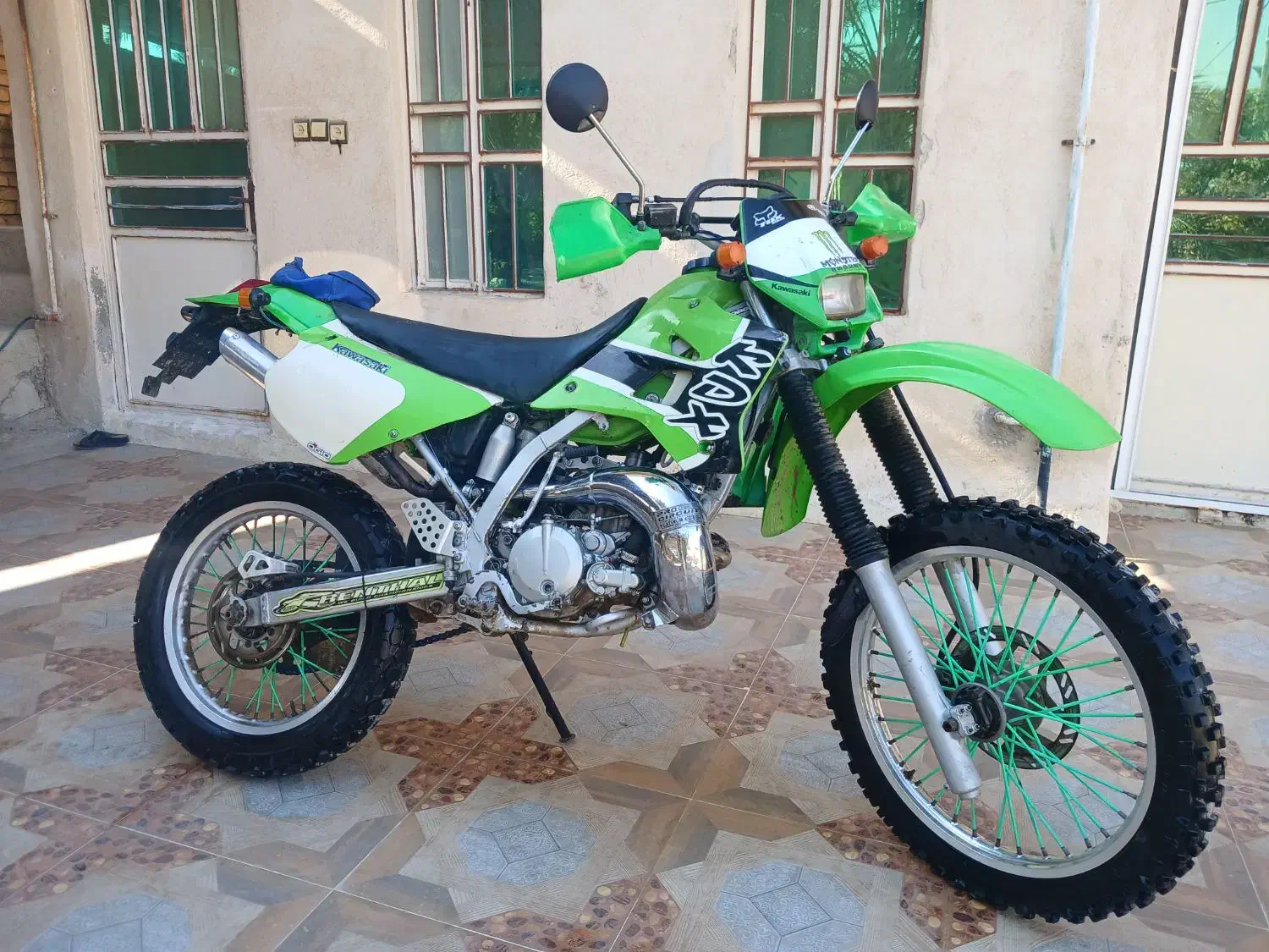 کادکس۲۲۰ سی ار ام دی تی کاوازاکی|موتورسیکلت|جره و بالاده, |دیوار