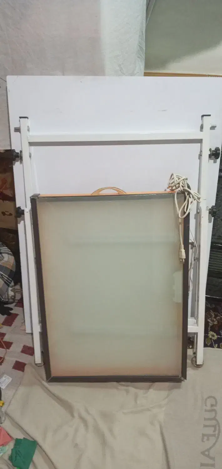 فروش و معاوضه میز طراحی و میز نور با حیوانات|میز تحریر و کامپیوتر|اصفهان, حصه شمالی|دیوار