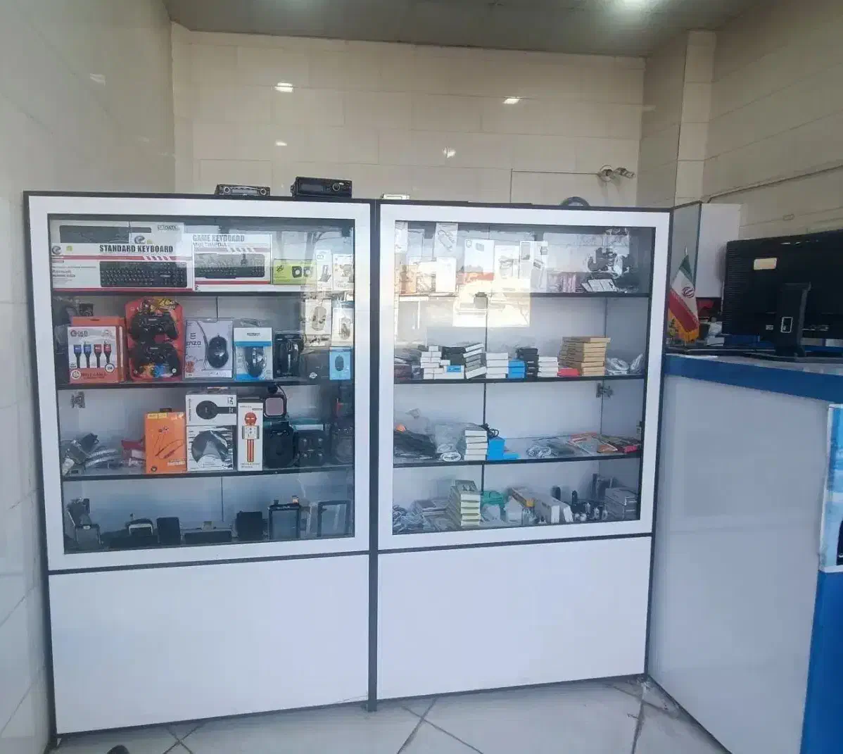 فروش ویترین و میز و کمد مغازه تعمیرات موبایل|فروشگاه و مغازه|قائن, |دیوار