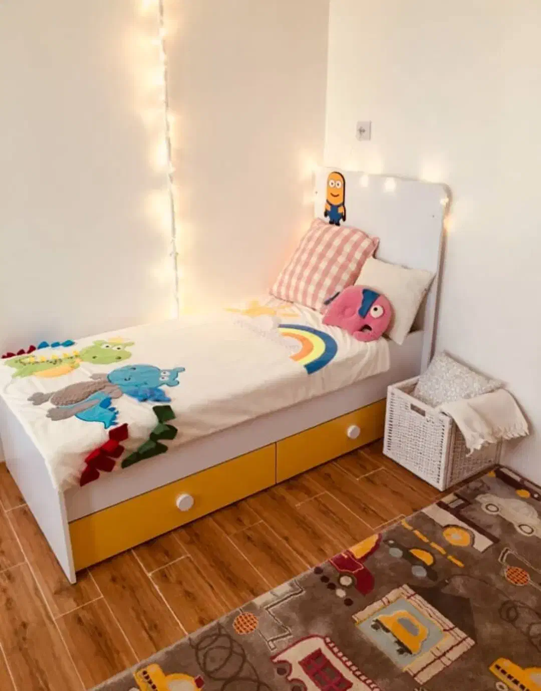 تخت کمد ویترین تشک نوزاد نوجوان|تخت و صندلی بچه|سنقر, |دیوار