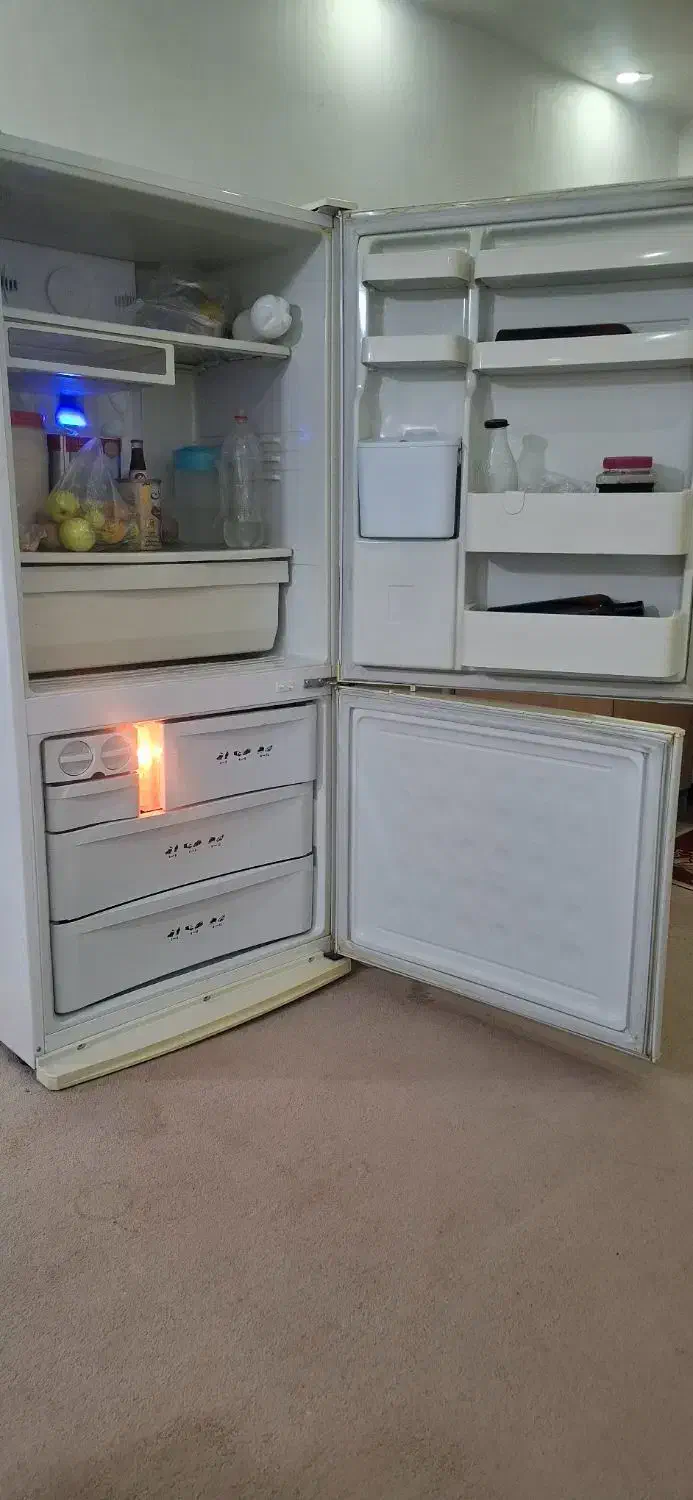 یخچال پهن با یک عدد میز|یخچال و فریزر|رباطکریم, کیکاور|دیوار