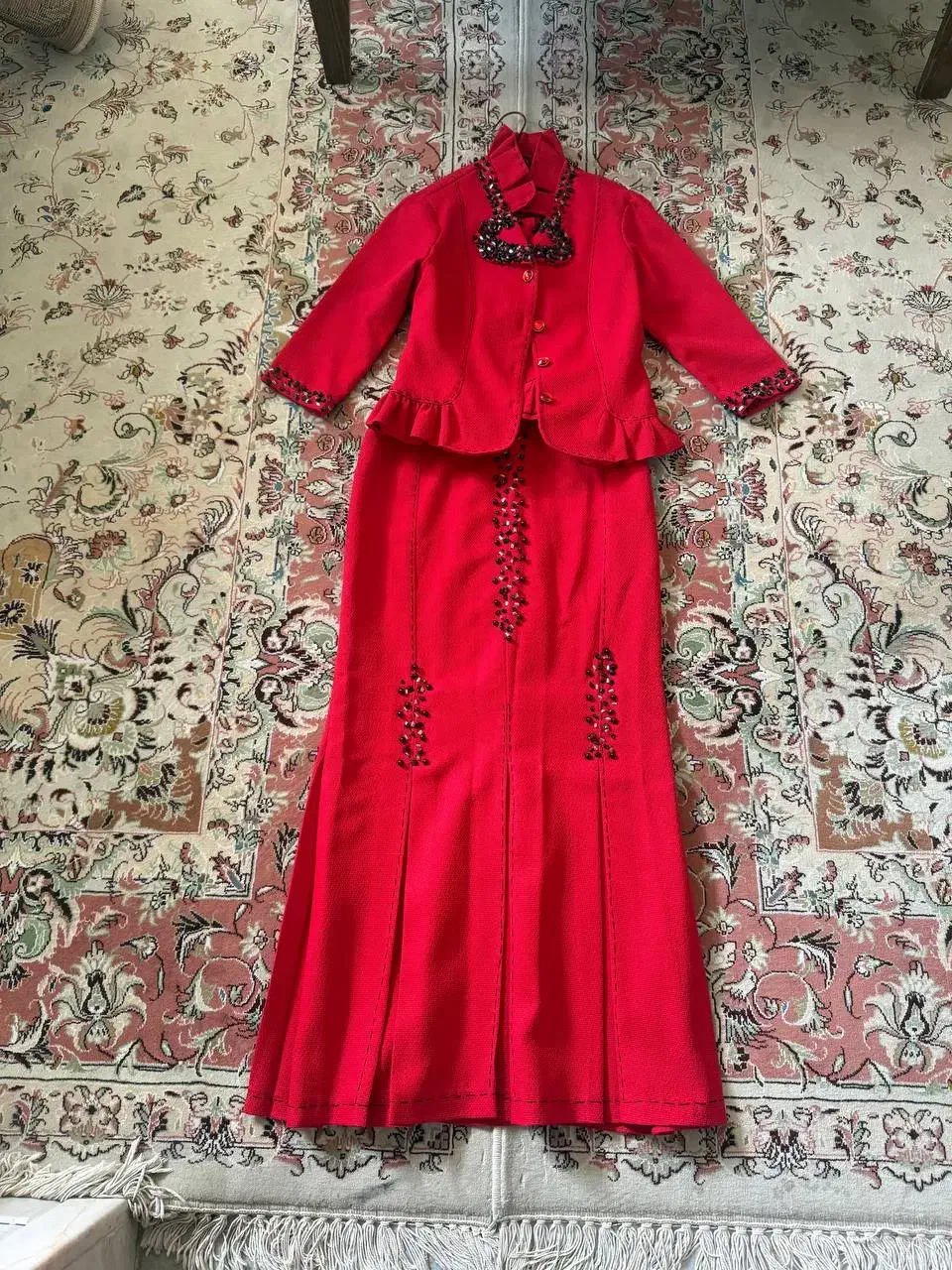 کت دامن مجلسی|لباس|نیشابور, هفده شهریور|دیوار