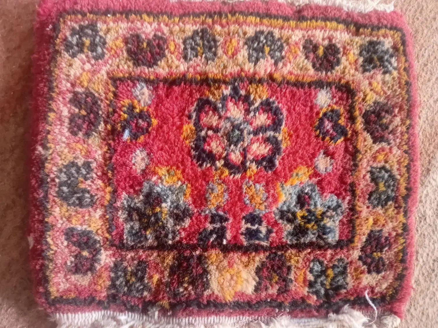 س یک عددقالیشه دست باف مال هشتادسال پیش هست|فرش|یزد, |دیوار