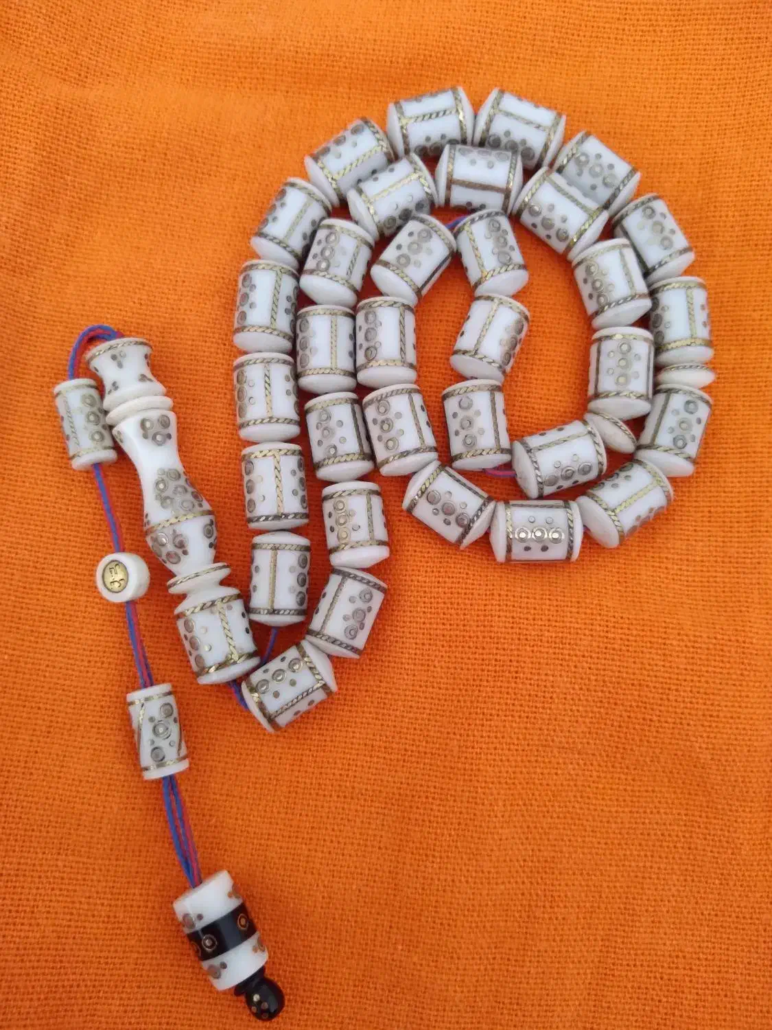 تسبیح برنج کوب و استخوان شتر در اردبیل|کلکسیون اشیاء عتیقه|اصفهان, براآن شمالی|دیوار