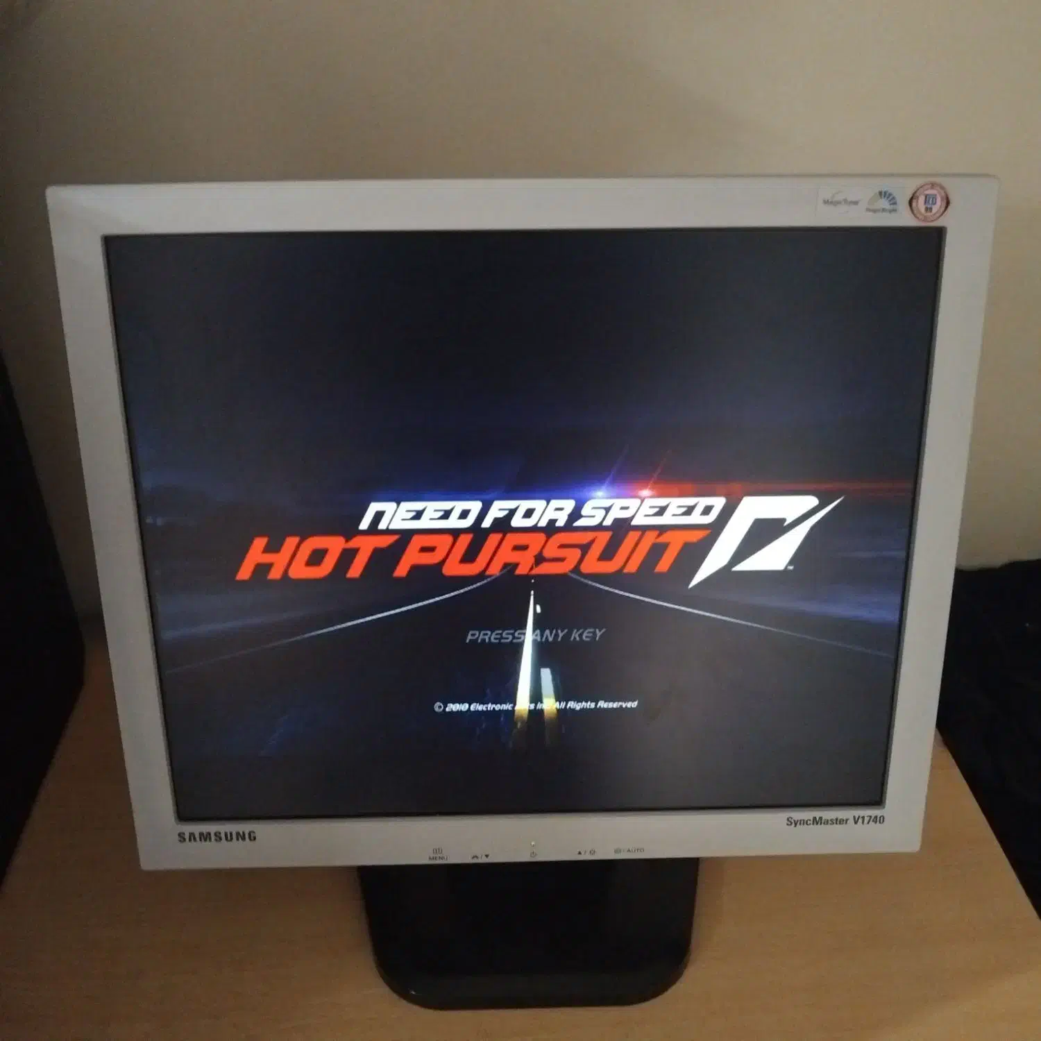 کیس|رایانه رومیزی|کرج, بنیاد|دیوار