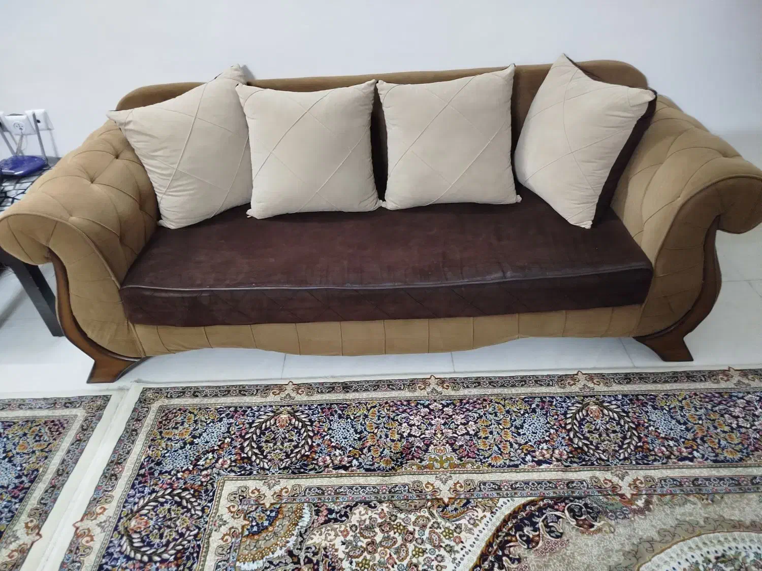 مبل درحدویک عدد میزتی وی|مبلمان خانگی و میز عسلی|نیشابور, شهید بهشتی|دیوار