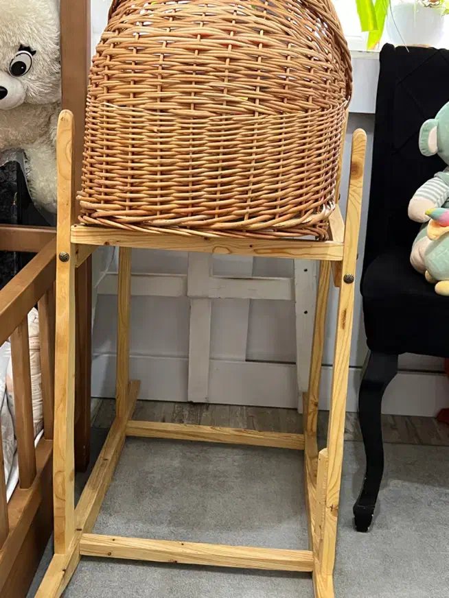 گهواره حصیری با پایه چوبی|تخت و صندلی بچه|نیشابور, شهرک جانبازان|دیوار