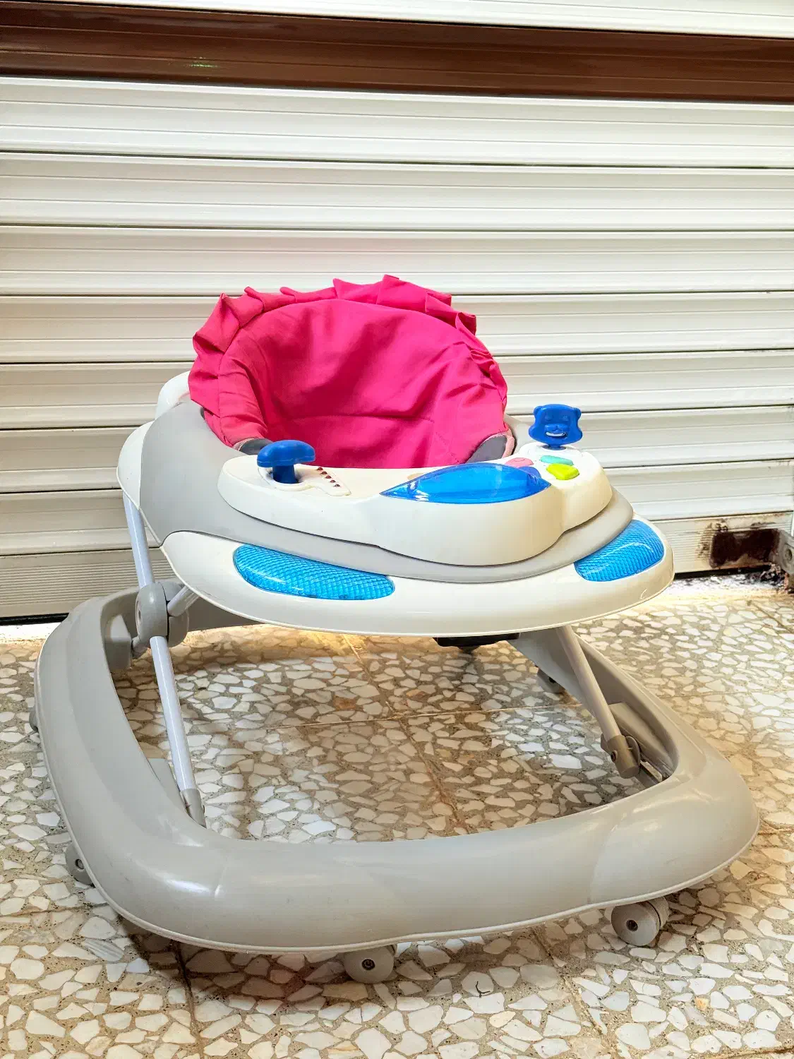 روروئک|کالسکه و لوازم جانبی|رشت, پیرکلاچای|دیوار