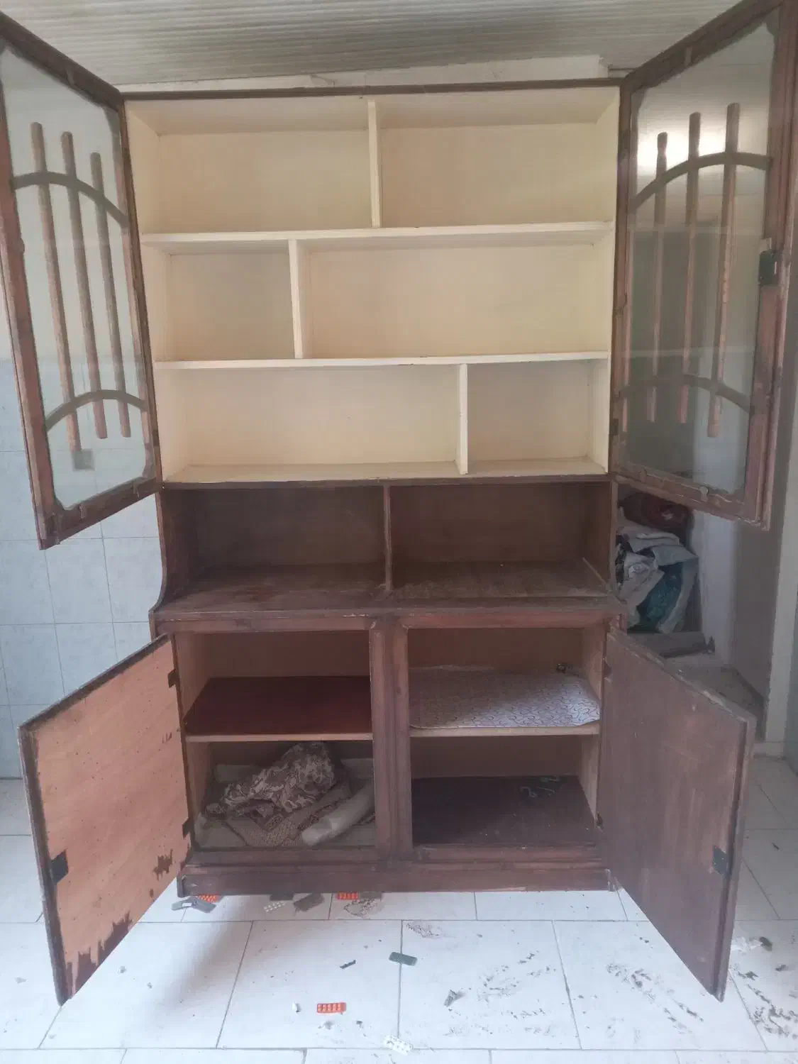 ویترین سالم وتمیز وخیلی محکم|بوفه، ویترین، کنسول|لاهیجان, لیالستان|دیوار