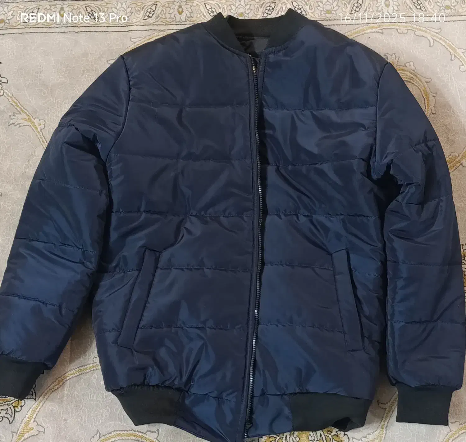 کاپشن|لباس|بروجن, |دیوار