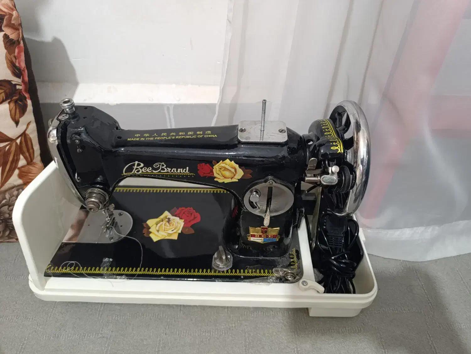 چرخ خیاطی به همراه میز|چرخ خیاطی و ریسندگی|تربتحیدریه, منظر|دیوار