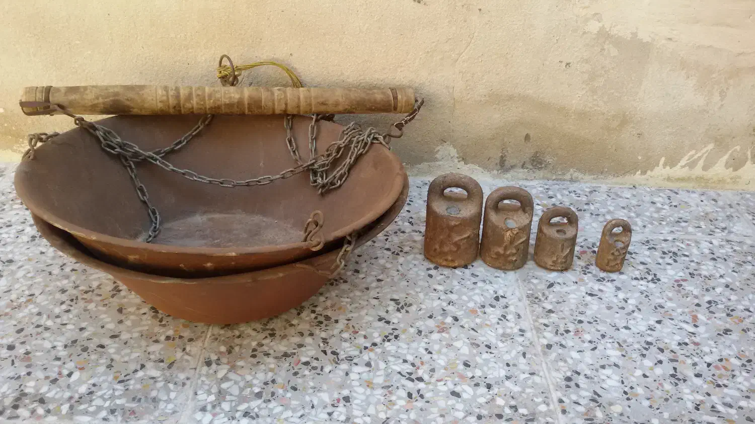 ترازوی زنجیردار قدیمی|کلکسیون اشیاء عتیقه|لنجان, |دیوار