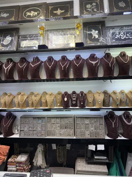 به یک فروشنده اقا نیازمندیم|استخدام بازاریابی و فروش|تهران, صادقیه|دیوار