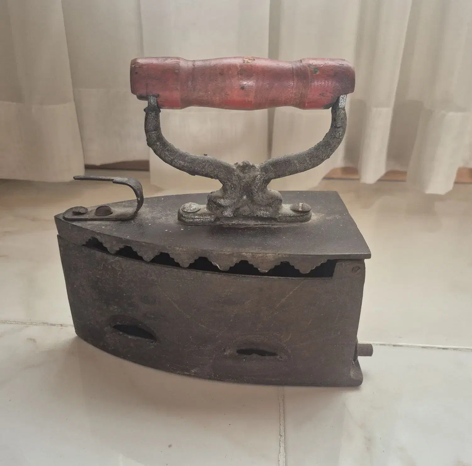 اتو زغالی|کلکسیون اشیاء عتیقه|رویان, |دیوار